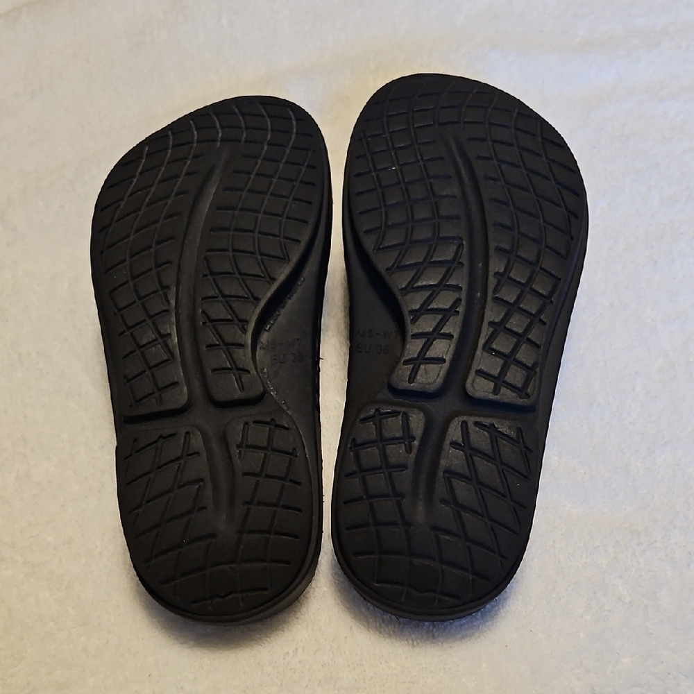 OOFOS Women's Black Sandals - Picture 7 of 8